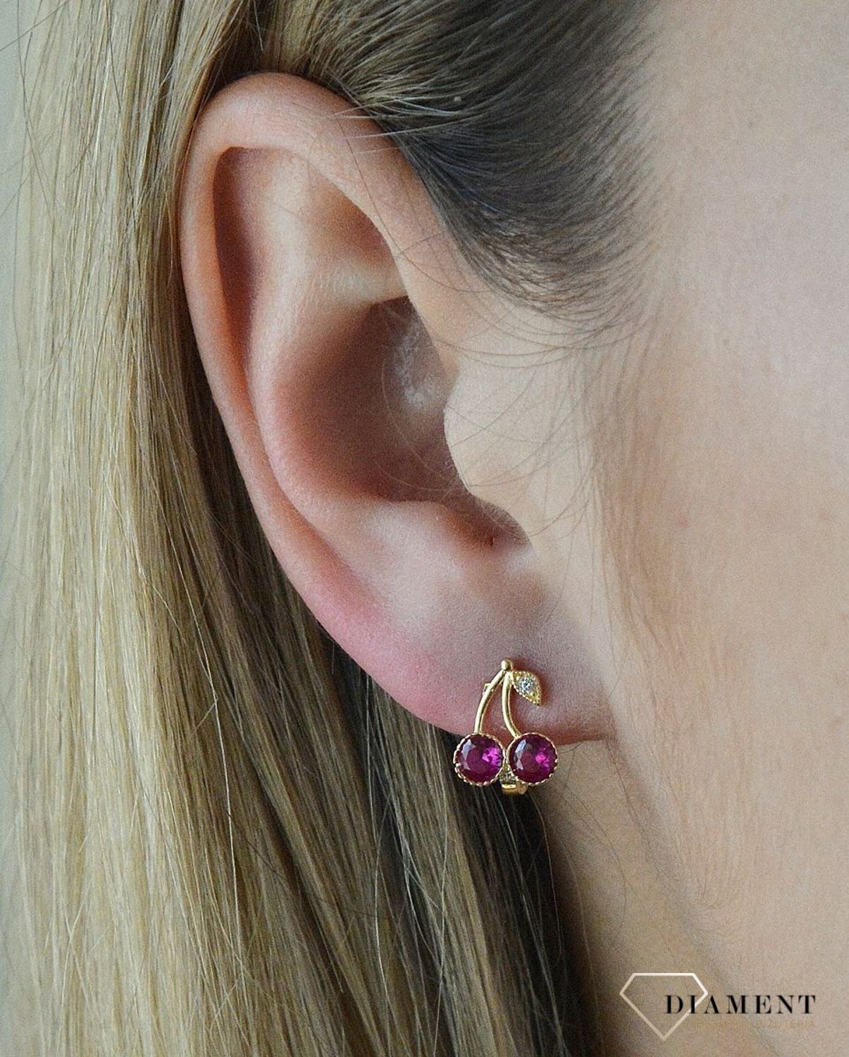 Złote kolczyki dla dziewczynki 585 czerwone wisienki KL 1.Subtelne kolczyki wykonane z żółtego złota, z zapięciem angielski. Biżuteria poprzez unikatowy kształt stanowi przepiękny dodatek do codziennych stylizacji. Złote kolczyki dla.jpg